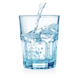 Presentación en vaso del cóctel Agua hervida fría