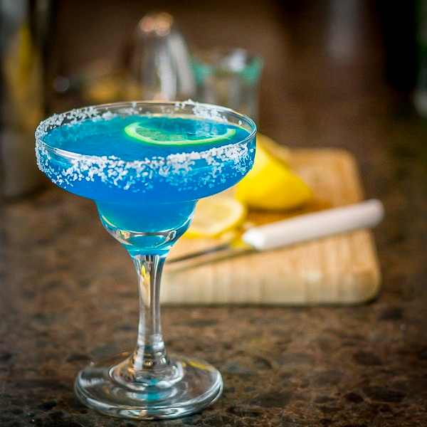 Presentación en vaso del cóctel Blue Margarita