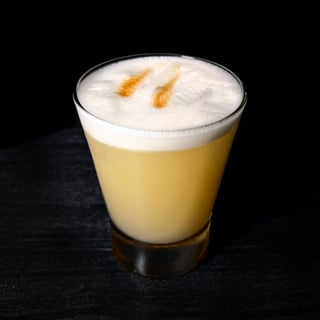 Presentación en vaso del cóctel Whisky Sour