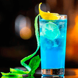 Presentación en vaso del cóctel Laguna azul