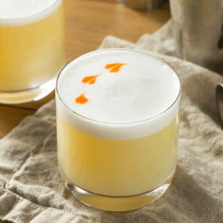 Presentación en vaso del cóctel Pisco Sour