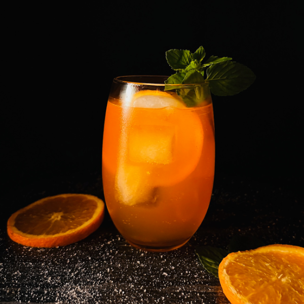 Presentación en vaso del cóctel Ginerol Naranja