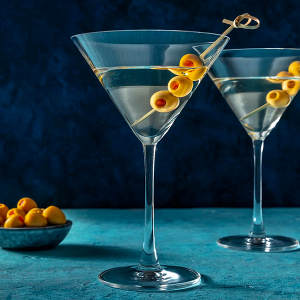 Presentación en vaso del cóctel Dry Martini